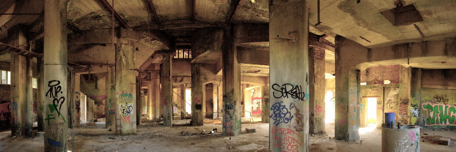 Betonstützen in einem Gewölbe, Graffiti an den Säulen.