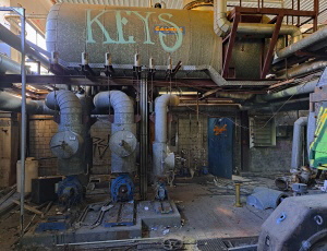 Grafitte "KEYS" auf einem Tank im Heizhaus des Regierungskrankenhauses