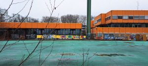 Diesterweg-Gymnasium: Sportplatzbodenfarbe im Komplementärgrün