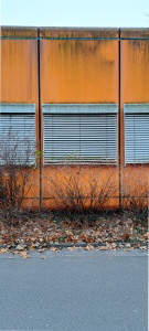 Oranges Fassadenelement: Diesterweg-Gymnasium Berlin