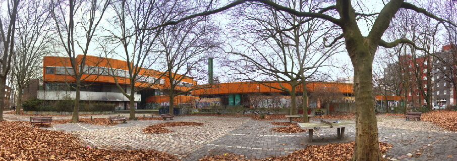 Diesterweg-Gymnasium in Berlin: Platz an der Putbusser Str. mit Bänken und Tischtennisplatten