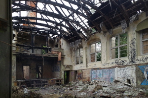 Erich-Steinfurth-Klinik: Schwarzes Dachgebälk einer ausgebrannten Halle oder Aula