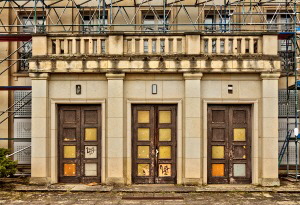 dreitüriges Portal des Lektionsgebäudes an der FDJ-Hochschule Bogensee