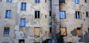 Fassade mit beschdigten Fenster auf der Hofseite (Zugang Knigswinter Str.)