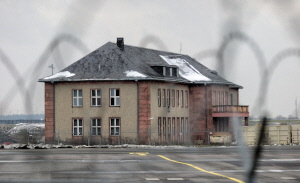 Generalshotel innerhalb des Sicherheitsbereiches des ehemaligen Flughafens Schönefeld