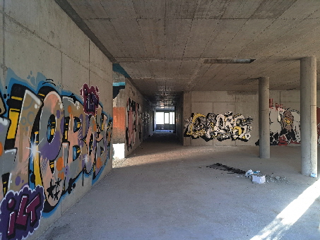 Graffiti im Kellergeschoss der nicht fertiggebauten Grundschule Westend in Berlin-Charlottenburg