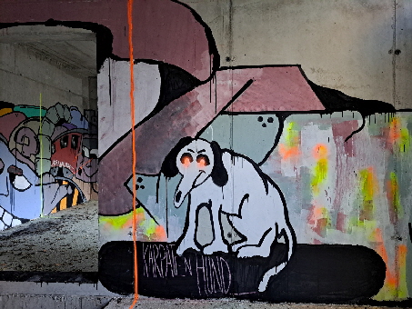 Graffiti "Karpatenhund" mit leuchtend orangen Augen