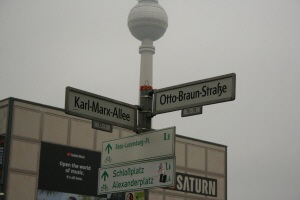 Haus der Statistik liegt unweit des Alex an der Kreuzung Karl-Marx-Allee / Otto-Braun-Str.