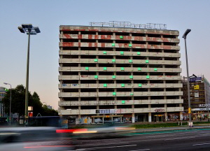 Strassenverkehr und Lichtkunst an der Fassade zur Karl-Marx-Allee