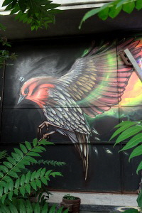 Vogelgraffiti zwischen den Blättern
