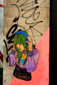Fassadengraffiti: Frau mit Kopfhörer