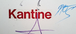 "Kantine"-Schriftzug auf der Tr in die Kantine