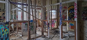Stark verwahrlostes Innere der Gebäude: Säuglingskrankenhaus Weissensee