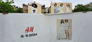 H&M-Werbung auf Hauswand: Lewishamstr. in Wilmersdorf/Charlottenburg