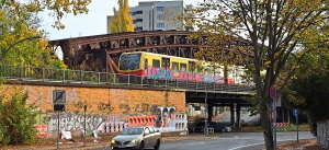 U-Bahn auf der neueren Liesenbrücke, im Vordergrund die Gartenstr.