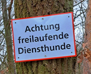 Achtung freilaufende Diensthunde: Warnung vor dem Betreten an der ehemaligen Nervenklinik Spandau