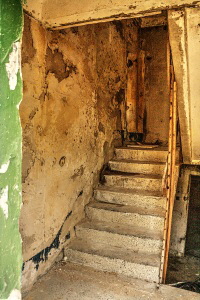 Verwahrloster Eingangsbereich einer ehemaligen Wohnung der russischen Armee nach dem 2. Weltkrieg im Olympischen Dorf in Elstal