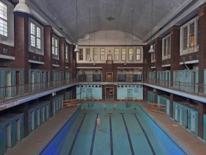 Badehalle von der oberen Etage aus gesehen.