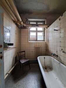 Sanit�rzelle mit Badewanne und Stuhl im Stadtbad Lichtenberg