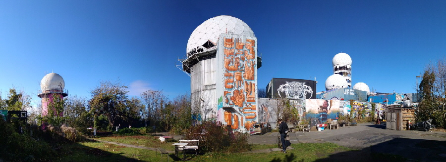 Mehrere Kuppeln der Radarstation Teufelsberg