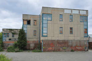 Cecilienpassage: Moderne Ruine eines Nahversorgungszentrums in Kaulsdorf-Nord neben dem U-Bahnhof.