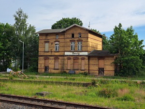 Geb�ude auf dem Bahnhofsgel�nde mit Stationsbezeichnung "Belzig"