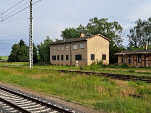 ungenutztes Geb�ude am Bahnhof Bad Belzig