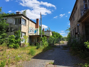 Einfahrt der verlassenen Fabrik. Links der Pf�rtnerbereich an der Wilhelmsdorfer Landstra�e in Brandenburg/Stadt.