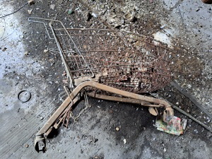 Metallschrott: Einkaufswagen in der unterirdischen Zufahrt
