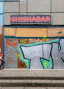 Verrammeltes Fenster einer ehemaligen Shishabar