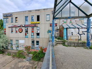 Schriftz�ge, Leuchtreklame an der Aussenfassade der Cecilienpassage