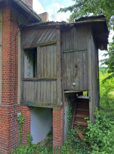 h�lzerner Vorbau mit Treppe