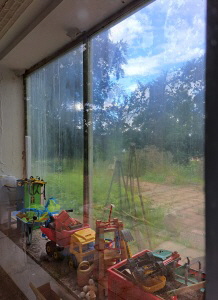Kinderspielzeug auf einem Fensterbord