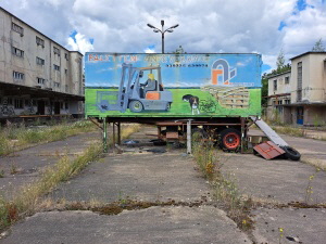 mit Gabelstaplermotiv bemalter LKW-Trailer