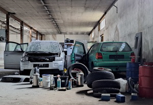 Schrottautos in Gewerbehalle