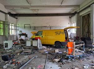 Gelber VW-Bus inmitten von Schrott