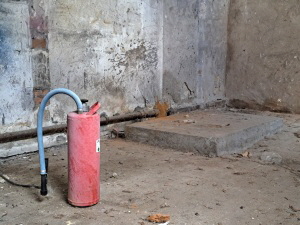 Feuerl�scher auf Hallenboden