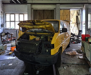 Alter gelber VW-Bus mit ge�ffneter Frontklappe