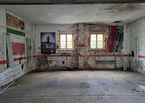 Vertikal angeordnete Neonr�hren an den W�nden