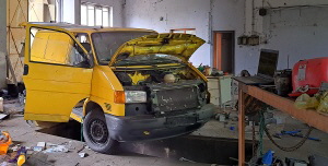 gelber VW-Bus vor Reparaturgrube