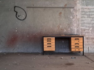 einsamer Schreibtisch an Hallenwand