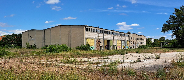 Gewerbehalle 2, hinter der Halle verl�uft eine Bahnstrecke