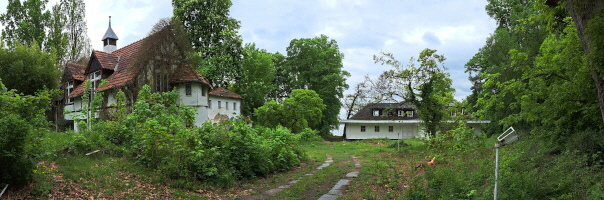 Schwanenwerder 32: Kutschervilla (links) und wei�er Bungalow mit Havelblick