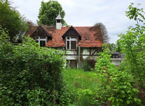 Blick von der Inselstra�e auf die Kutschervilla auf der Insel Schwanenwerder.