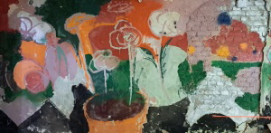 Grafitti mit Topfblumenmotiv an Zimmerwand einer verfallenden Villa.