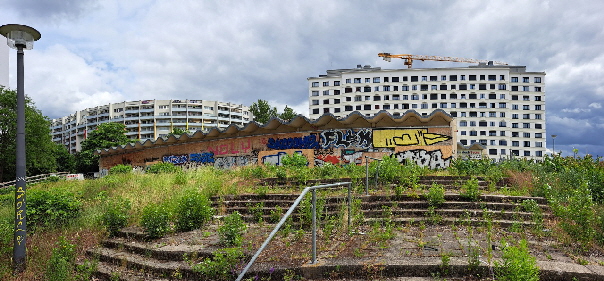 �berwachsener Aufgang zur Schwimmhalle Holzmarktstr. in Friedrichshain