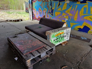 Das nahezu obligatorische Lost-Place-Sofa mit Palettentisch